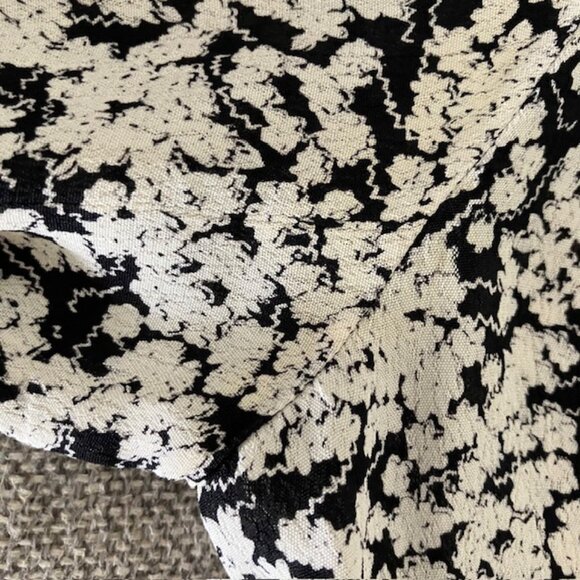 Doen Viola Black and White Floral Ruffled Top - Large - Picture 9 of 12